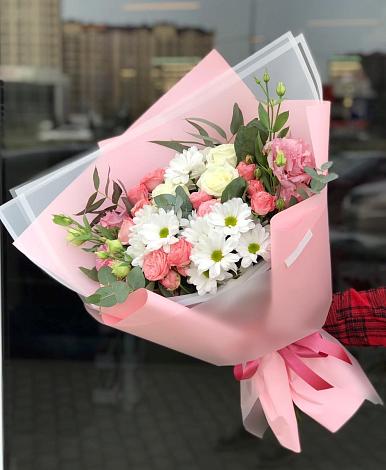 Букет цветов из: Розы, Лизиантусы и Хризантемы в Платнировской